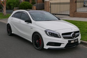 2014_Mercedes-Benz_A_45_AMG_(W_176)_4MATIC_hatchback_(2015-07-10)_01